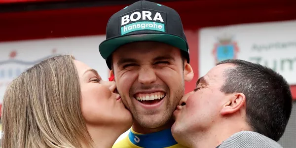 Maximilian Schachmann, recibe besos en el podium. Foto: EFE