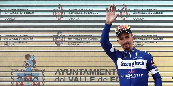 Alaphilippe, en el podium tras su triunfo en la segunda etapa. Foto: EFE