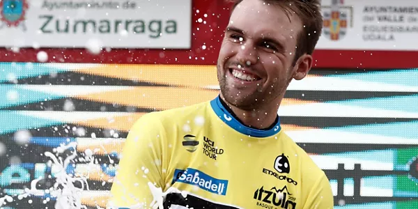 Schachmann, en el podium tras la segunda etapa. Foto: EFE