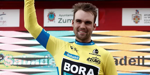 Schachmann, en el podium tras la segunda etapa. Foto: EFE