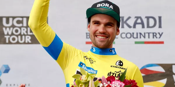 Schachmann, en el podium tras la tercera etapa. Foto: EFE