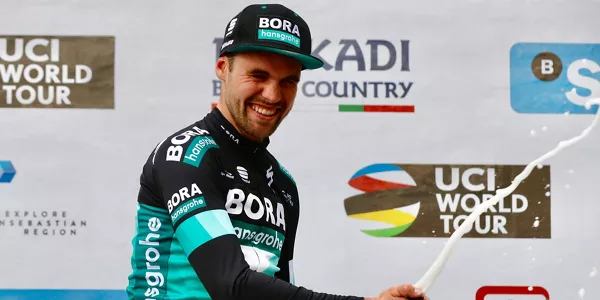 Schachmann, en el podium tras ganar la tercera etapa. Foto: EFE