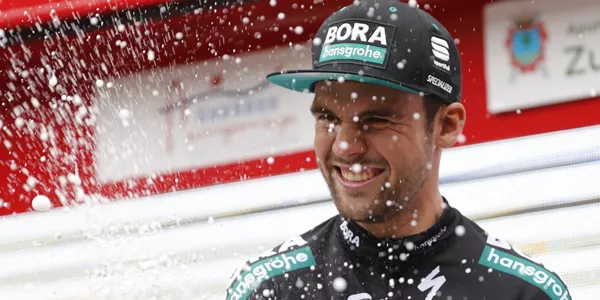 Schachmann, en el podium tras ganar la cuarta etapa. Foto: EFE