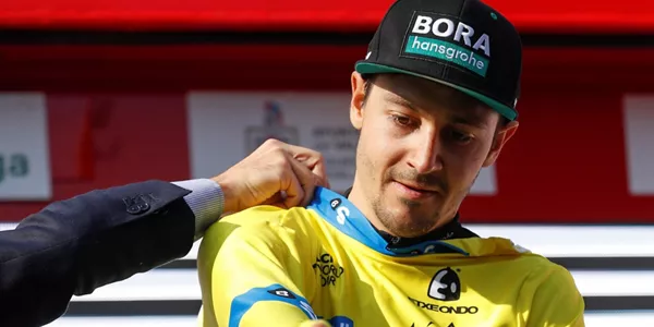 Emanuel Buchmann, de amarillo en el podium. Foto: EFE