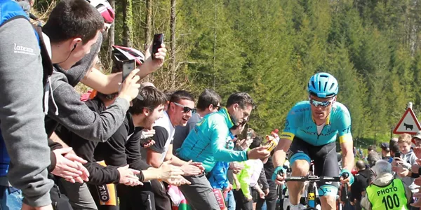 Luis León Sánchez ascendiendo Izua. Foto: EFE