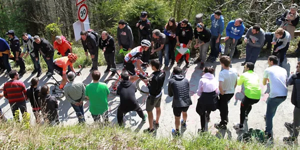 Ciclistas ascendiendo Izua. Foto: EFE