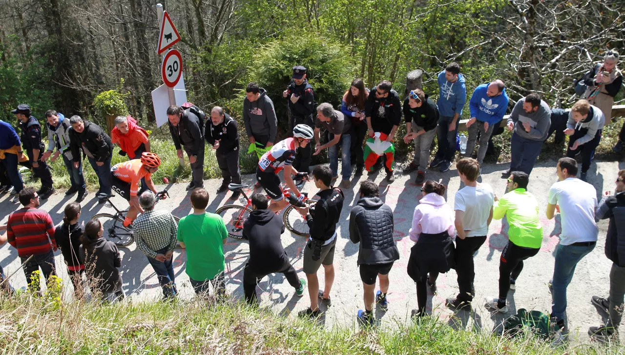 ITZULIA 2019 ETAPA 5 CICLISTAS IZUA 02 EFE