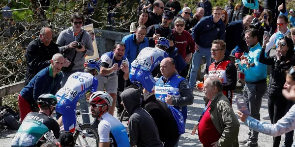 Ciclistas ascendiendo Izua. Foto: EFE