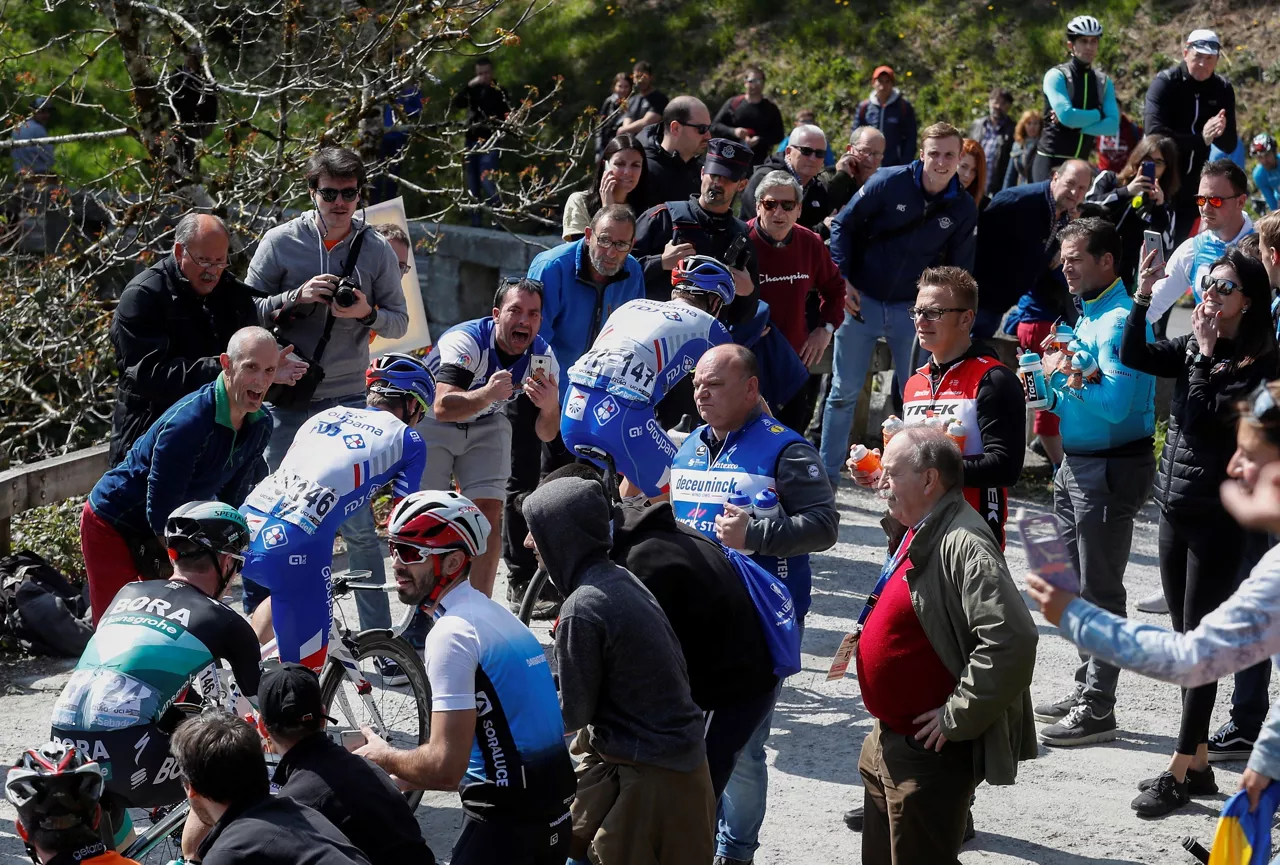 Ciclistas ascendiendo Izua