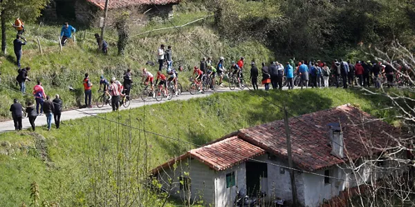 Ciclistas ascendiendo Izua. Foto: EFE