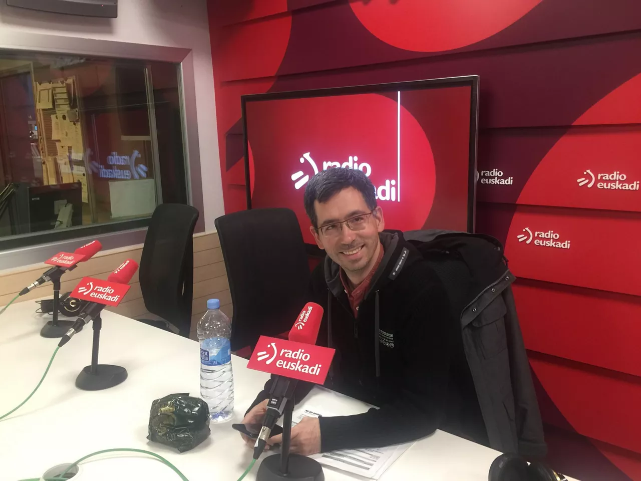 Zigor Aldama, en una entrevista en Radio Euskadi. Foto: EiTB