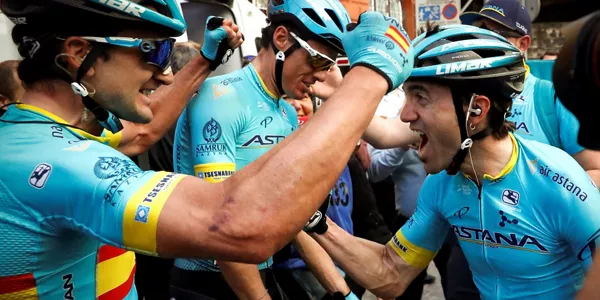 Ion Izagirre celebrando con el Astana