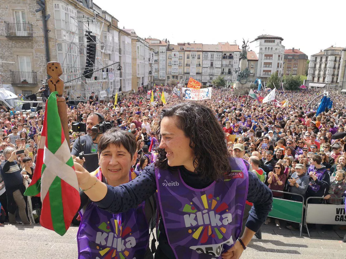 Mertxe Mujika eta Maialen Lujanbio. Korrika 19, Gasteiz. koari eusten