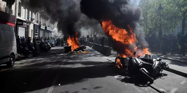 Istiluak Parisen, 'txaleko horien' eta polizien artean. Argazkia: EFE
