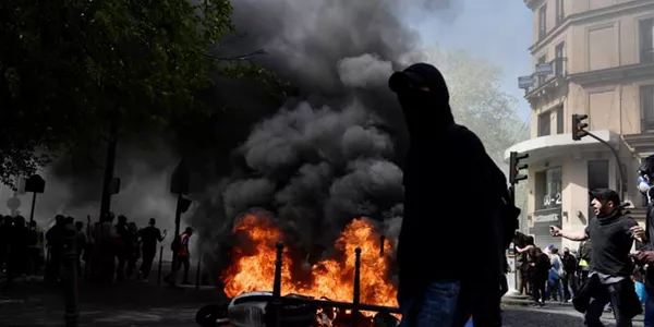 Istiluak Parisen, 'txaleko horien' eta polizien artean. Argazkia: EFE