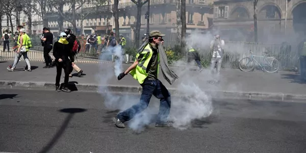 Istiluak Parisen, 'txaleko horien' eta polizien artean. Argazkia: EFE