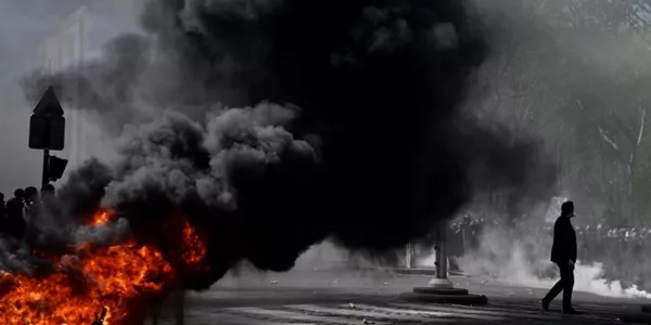 Istiluak Parisen, 'txaleko horien' eta polizien artean. Argazkia: EFE