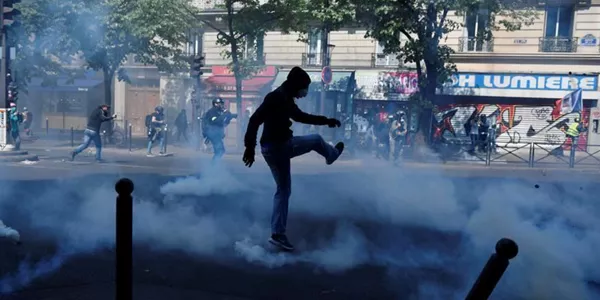 Istiluak Parisen, 'txaleko horien' eta polizien artean. Argazkia: EFE
