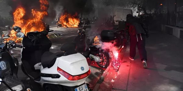 Istiluak Parisen, 'txaleko horien' eta polizien artean. Argazkia: EFE