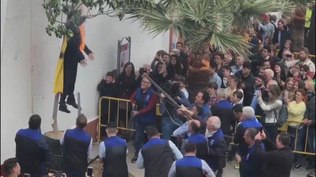 20190421195517_figura-puigdemont-quemada-coripe-sevilla_