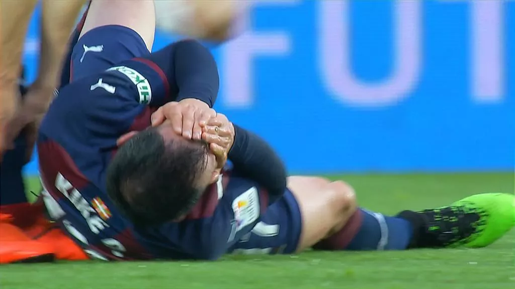 Kike García, dolorido tras recibir la patada en la cara.