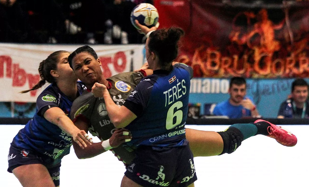 ESKUBALOIA BERABERA LIBERBANK GIJON EFE