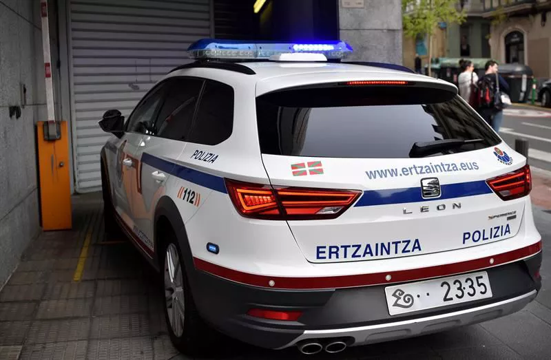 Un vehículo de la Ertzaintza traslada a los tres acusados a la Audiencia Provincial de Bizkaia