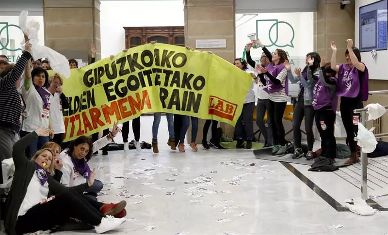 Zahar etxeetako langileak Gipuzkoako Foru Aldundiaren egoitzan.