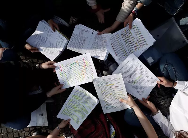 Ikasleak, azterketa baten atarian