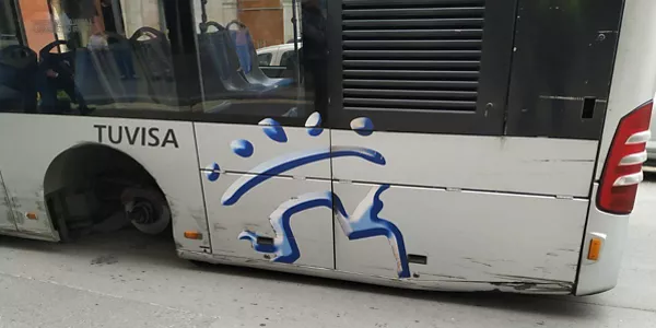 Autobus pierde las dos ruedas de atrás en Vitoria (@vg_policia)