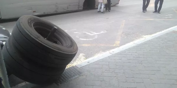 Autobus pierde las dos ruedas de atrás en Vitoria (Radio Vitoria)