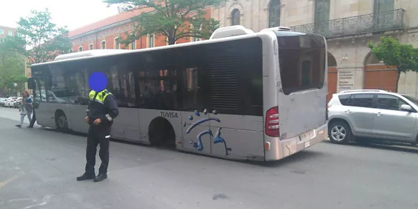 Autobus pierde las dos ruedas de atrás en Vitoria (Radio Vitoria)