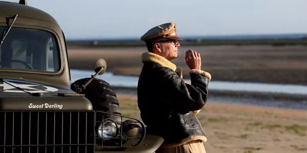 Un soldado frente a un coche. Foto: EFE