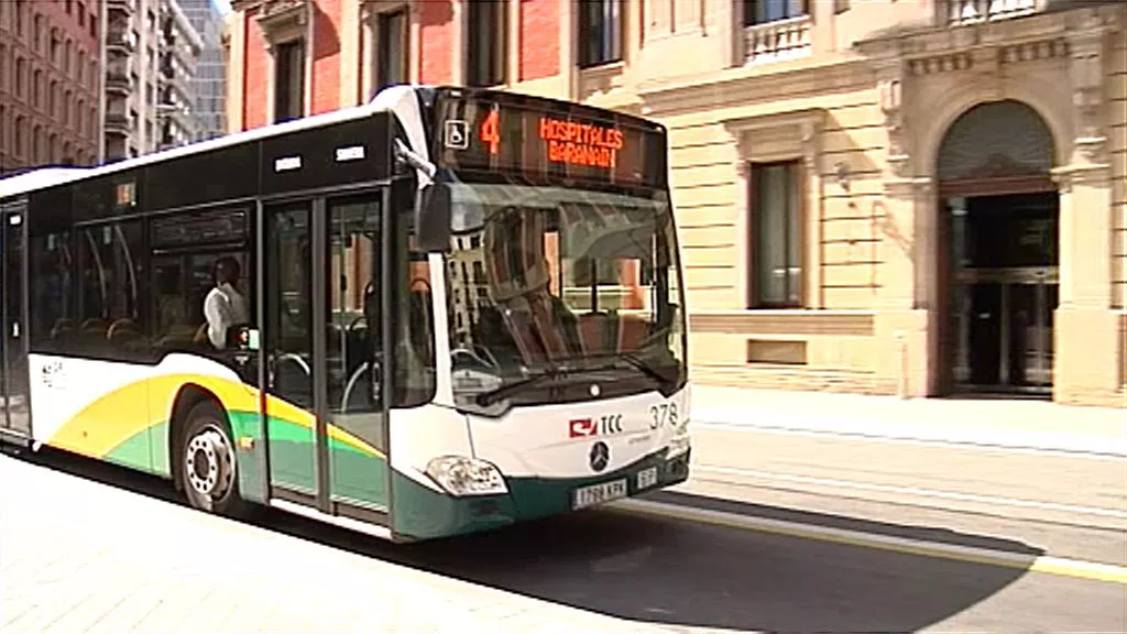 Iruñeko hiri autobus bat, billabesa bat.