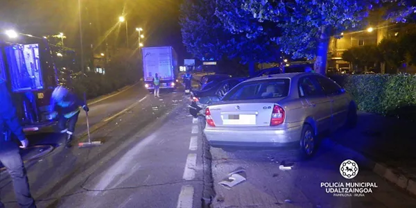 Un camión choca contra un coche y causa daños en 5 vehículos estacionados (@PamplonaIrunaPM)