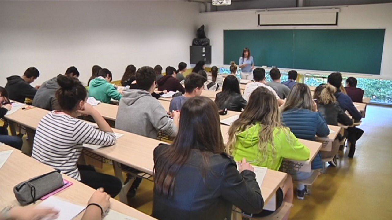 Alumnos realizando un examen (Imagen de archivo)