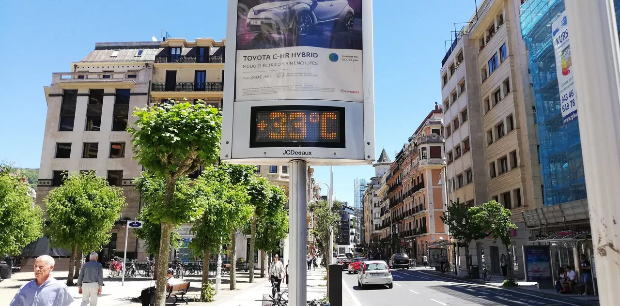 Un termómetro del barrio de Gros marca 33 grados