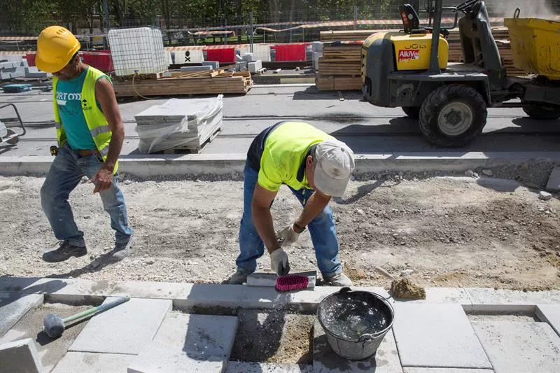 Trabajadores en una obra bajo el sol, en Vitoria-Gasteiz. Foto de archivo: EITB Media