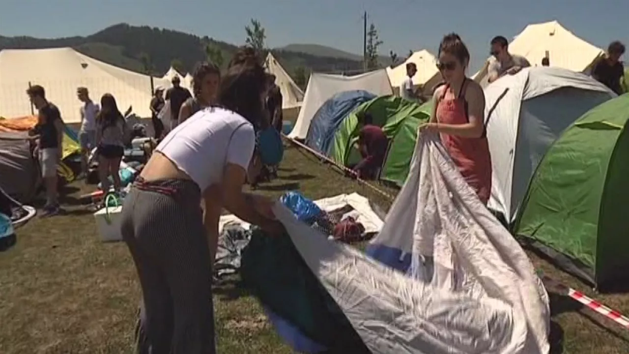 Kobetamendi hasi da kanpin dendaz betetzen. ETBren bideo batetik ateratako irudia.