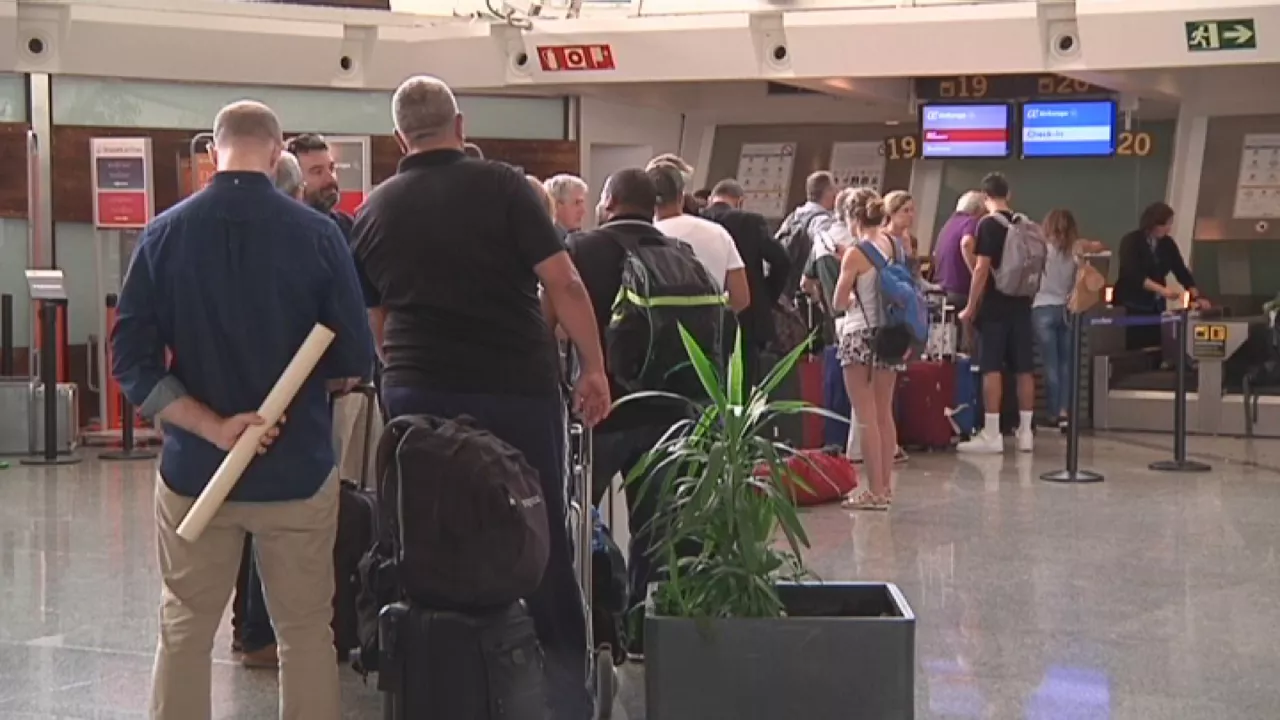 Varios pasajeros hacen cola en el aeropuerto de Bilbao, en imagen de archivo