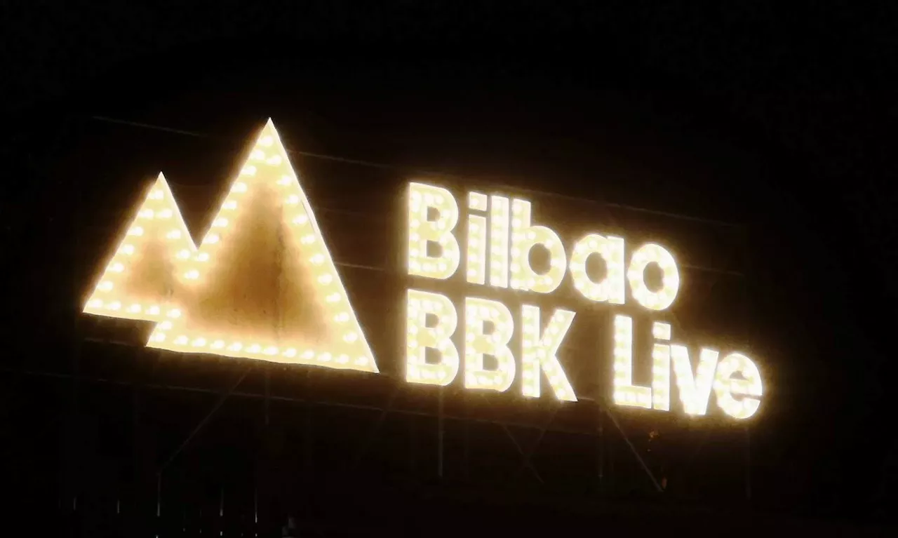 Bilbao BBK Liveko kartel fluoreszentea