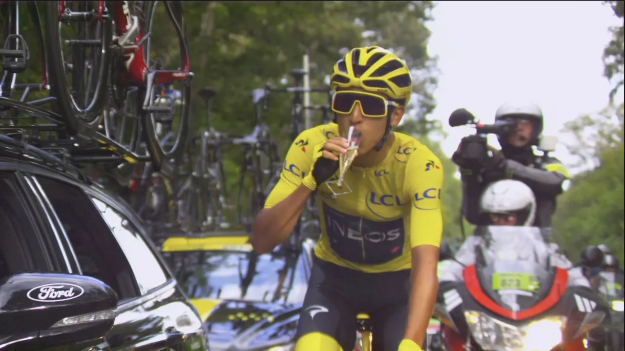 Frantziako Tourra: Egan Bernalek xanpainarekin ospatu du garaipena