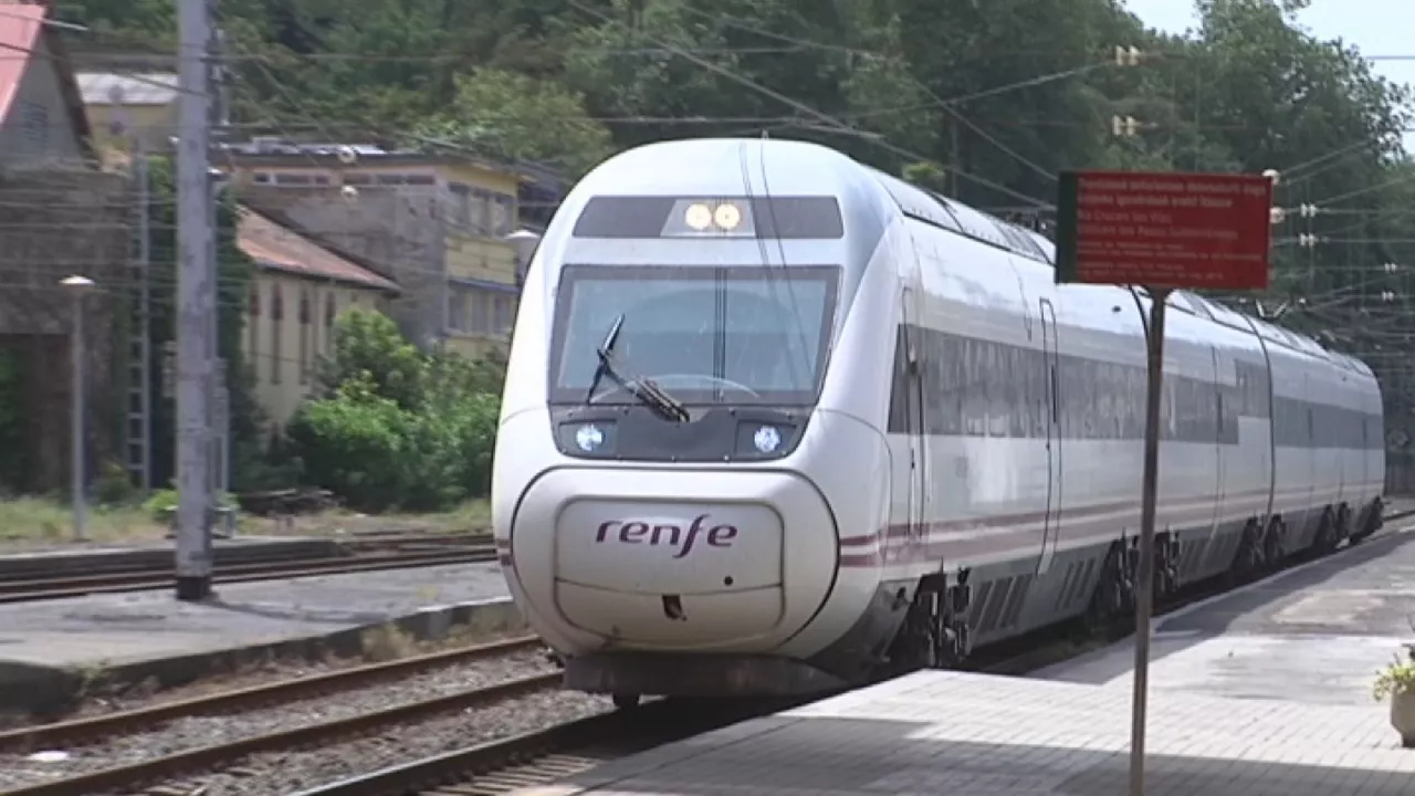 Renfe trenak, geltokiak eta trenbideetako instalazioak garbitzen eta desinfektatzen ari da.
