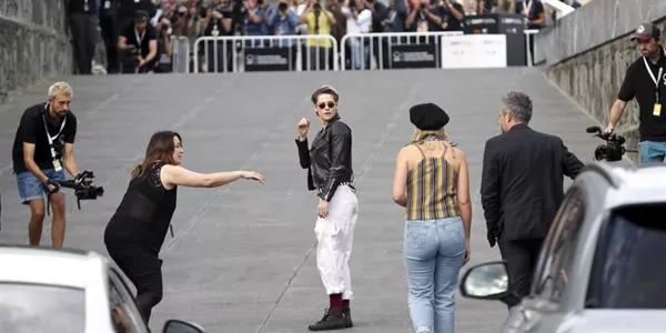 Benedict Andrews eta Kristen Stewart. Argazkia: EFE