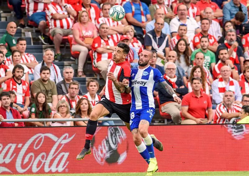 Yuri Berchiche eta Aleix Vidal Athleticen eta Alavesen arteko derbi batean. Artxiboko argazkia: EFE