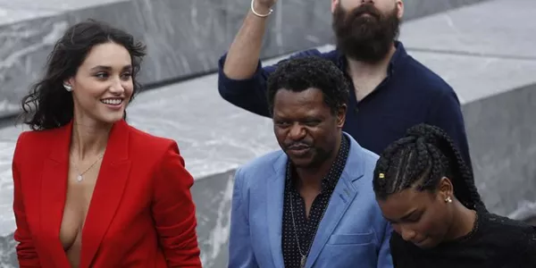 Bukassa Kabengele (erdia), Débora Nascimento (ezk) eta Cassia Nascimento ("Pacifico"). Argazkia: Efe. 