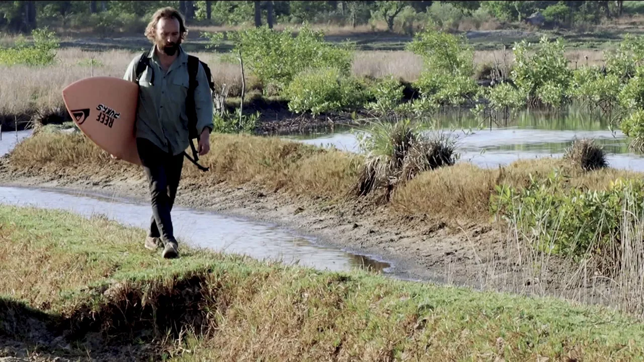 Kepa Acero Sopelako surflaria taula besapean daramala