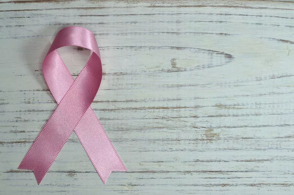 El lazo rosa simboliza la lucha de estas mujeres contra la enfermedad.