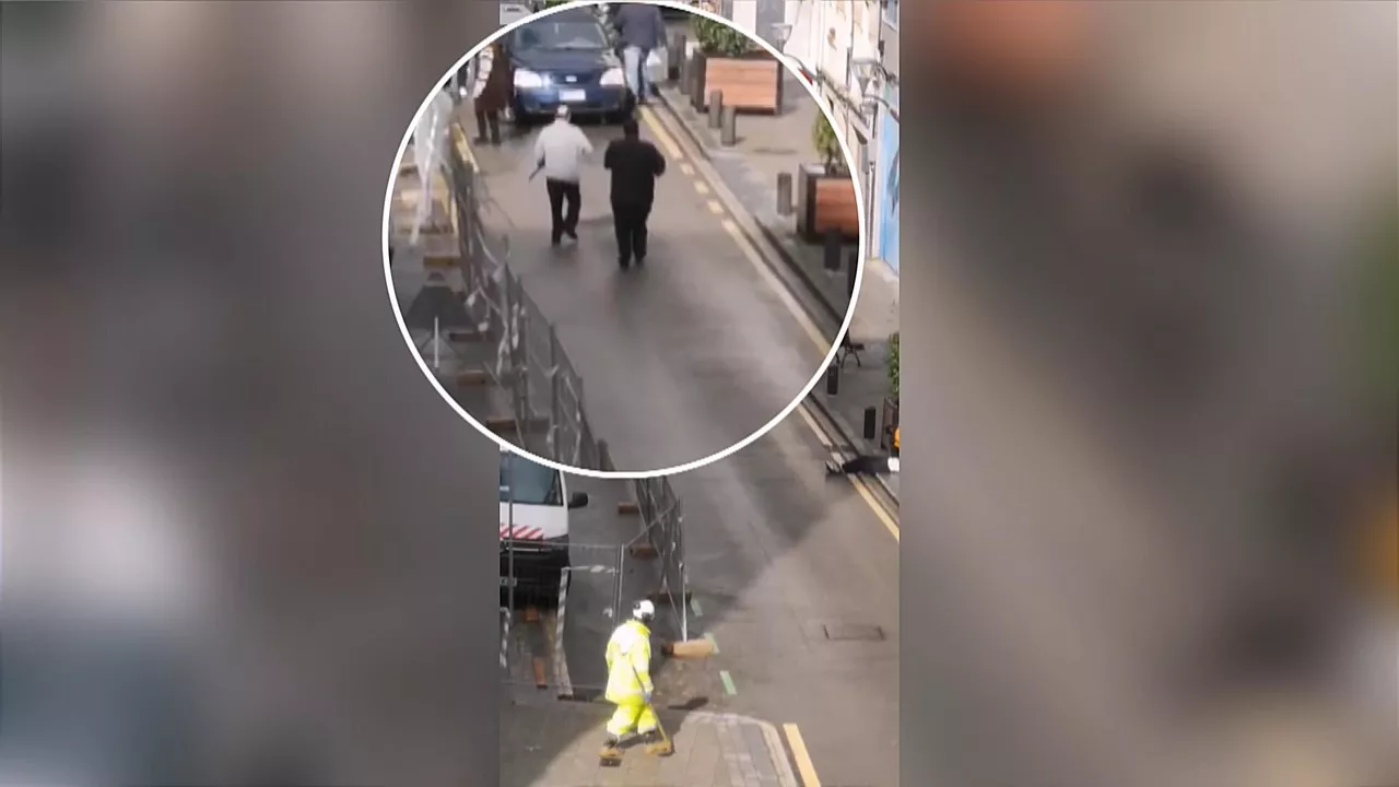 Dos de los acusados, uno de ellos escopeta en mano. Imagen obtenida de un vídeo de EiTB Media.