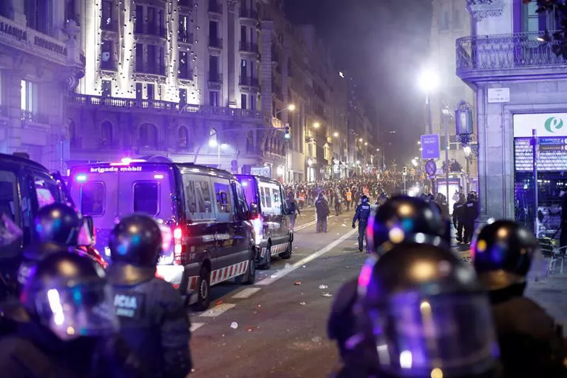 ISTILUAK BARTZELONA CARGAS POLICIALES BARCELONA EFE